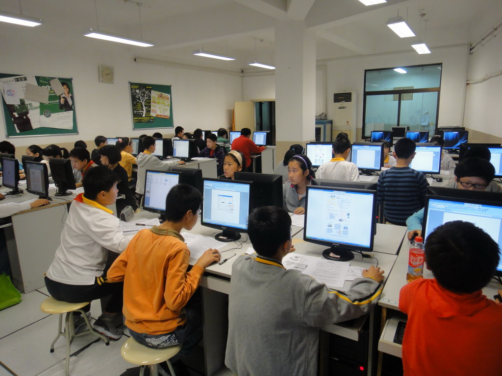 2012徐匯區(qū)“五十四中”杯中學(xué)生計算機應(yīng)用操作競賽 軟件開發(fā)賽項精彩紛呈