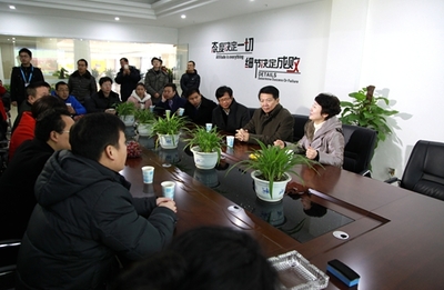 校黨委書記鄭翔率隊(duì)赴鷹潭市電商產(chǎn)業(yè)園考察調(diào)研 深化校地合作 共育數(shù)字人才